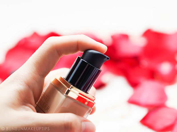 Estee-Lauder-Futurist-Aqua-Brilliance-Foundation-Review_pump-bottle-2
