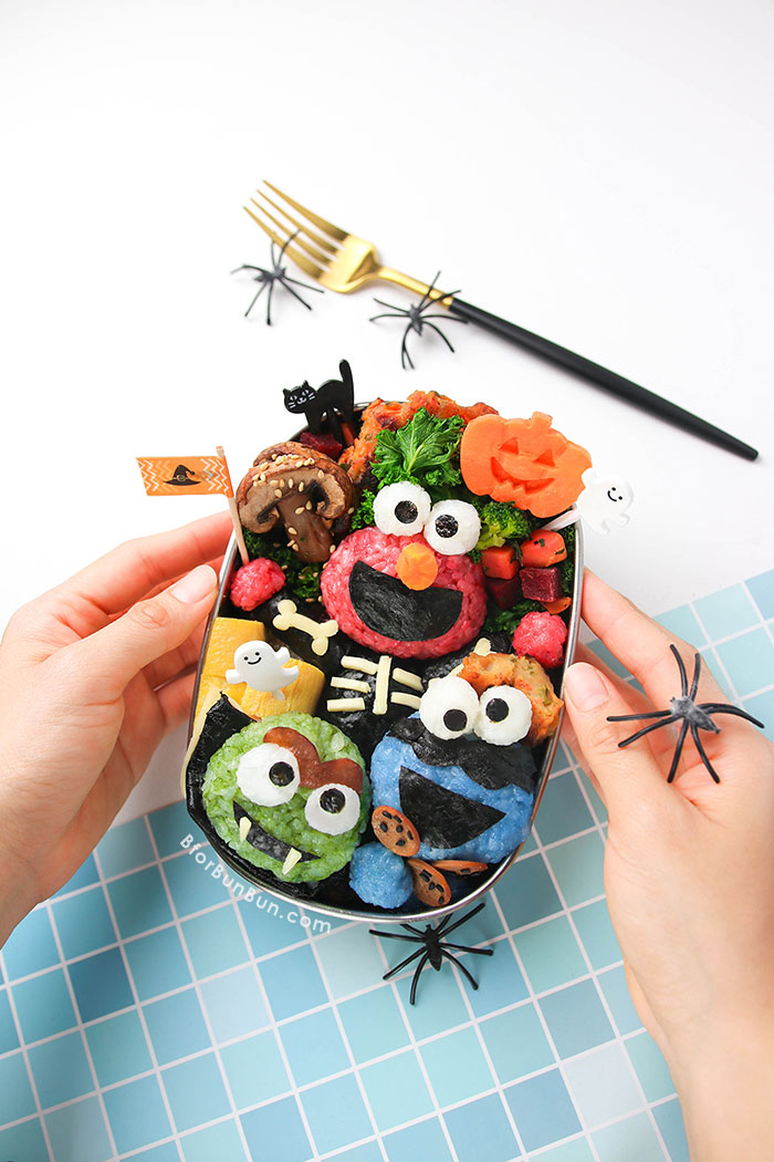 Make your kid smile with this Halloween Sesame Street bento, complete with Elmo, Oscar and Cookie Monster! | BforBunBun.com #halloween #bentolunch